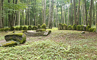 Tajemnice leśnego cmentarza rodu zu Dohna. Odkryj Warmię i Mazury z Radiem Olsztyn